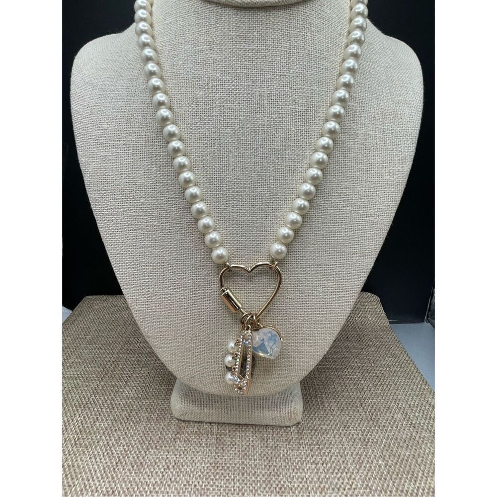 BETSEY JOHNSON PEARL GOLD TONE HEART BUTTERFLY PIN CHARM NECKLACE - Picture 6 of 6